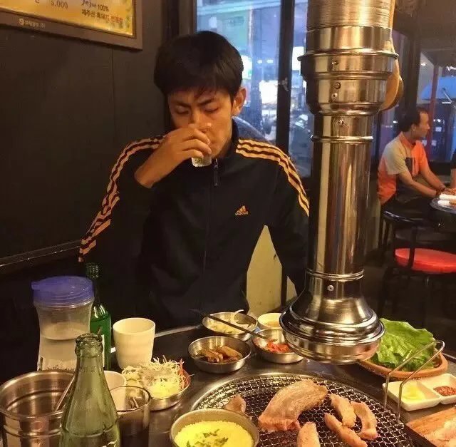 周博菲承